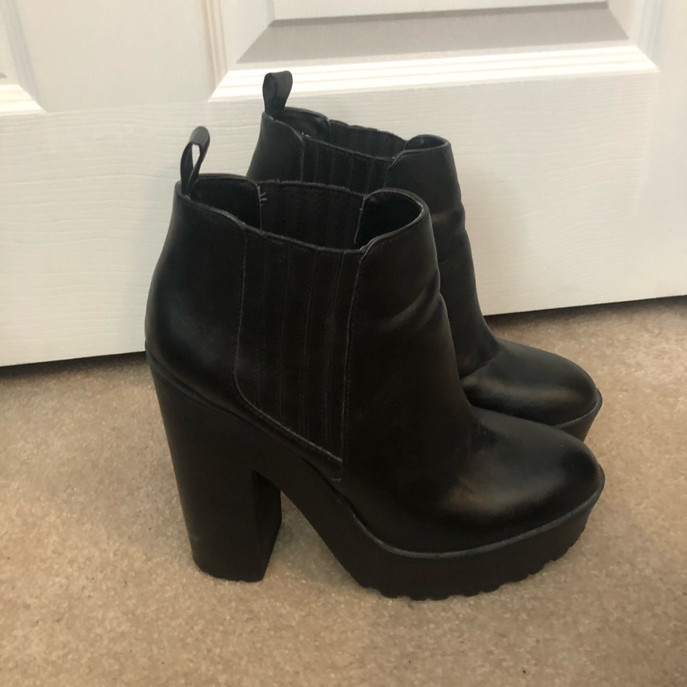 Kylie and Kendall platform boot heels 7.5